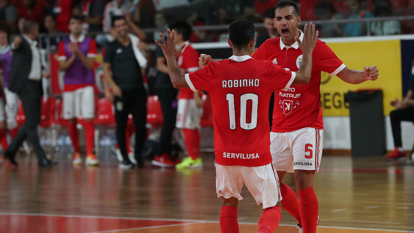 Robinho a festejar um golo