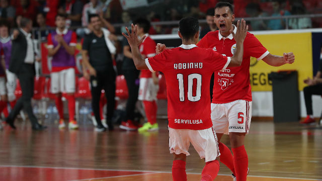 Robinho e F&#225;bio Cec&#237;lio festejam mais um triunfo na Luz