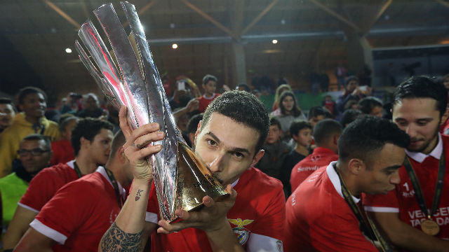 Bruno Coelho beija a Ta&#231;a da Liga