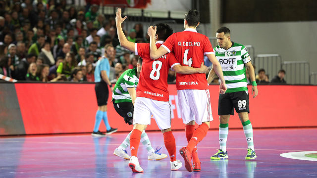 Equipa do Benfica de futsal celebra mais uma conquista