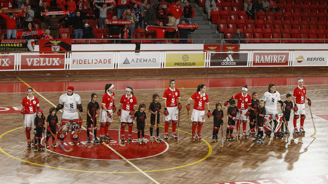 Equipa feminina no jogo com o Plegamans 