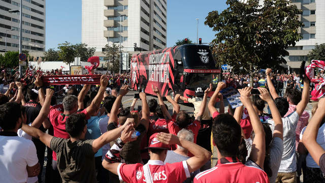 Adeptos e autocarro