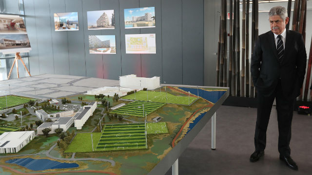 Lu&#237;s Filipe Vieira junto &#224; maqueta do Benfica Futebol Campus