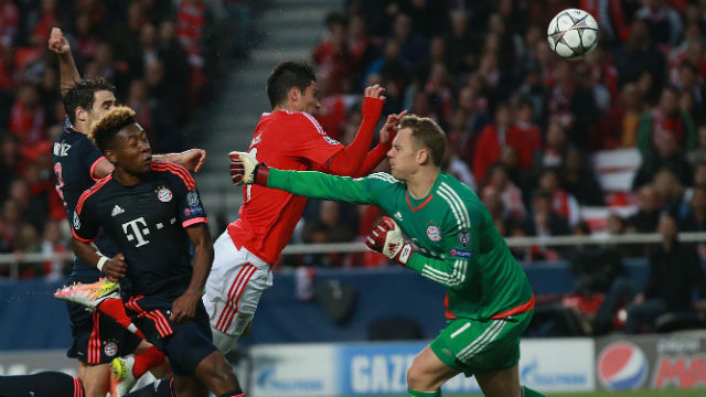 Neuer frente ao Benfica no Estádio da Luz no Benfica-Bayern