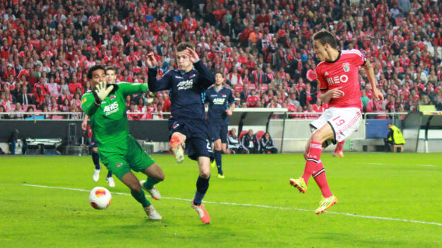 Golo de Rodrigo no Benfica-AZ Alkmaar