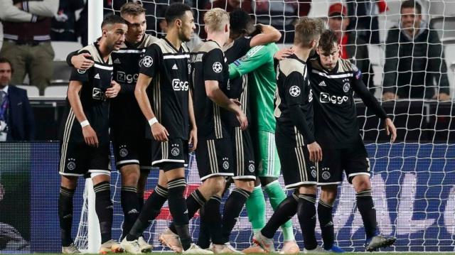 Jogadores do Ajax abra&#231;am o &quot;her&#243;i&quot; Onana ap&#243;s defesa a remate de Gabriel