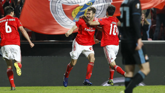 Rúben Dias junta-se ao festejo de Ferro e Jonas após o 2-0