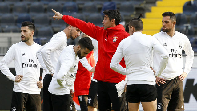 Bruno Lage no treino no Frankfurt Stadion