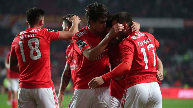 jogadores-festejo-grupo-benfica-rio-ave-new_thumbnail