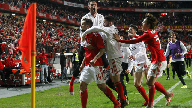 Seferovic no centro dos festejos dos jogadores do Benfica