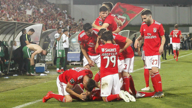 Jogadores do Benfica comemoram um dos golos em Vila do Conde