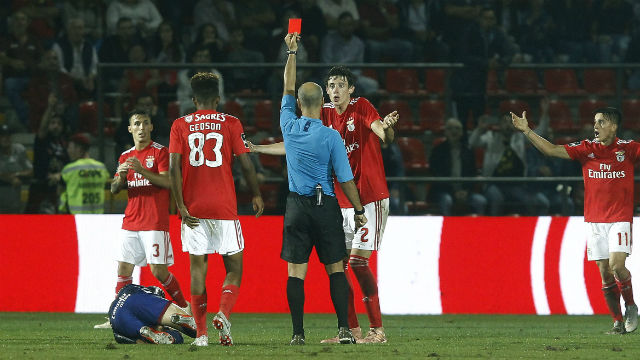 O momento em que Jo&#227;o Capela expulsa Conti e inquina o jogo