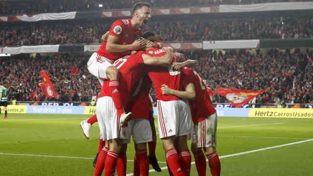 Jogadores do Benfica festejam o segundo golo