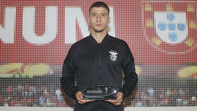 Rúben Dias premiado pela Liga Portugal