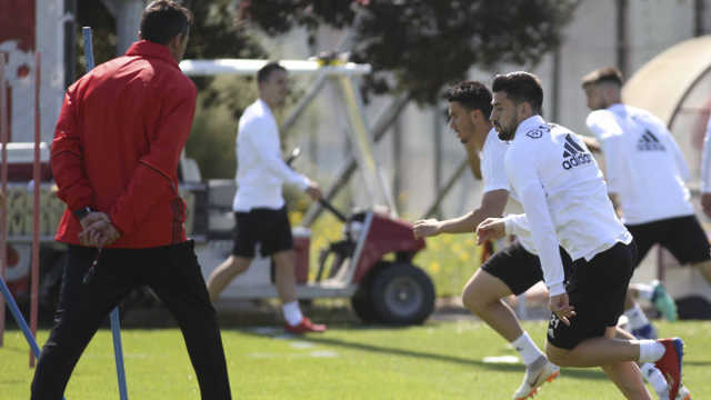 Pizzi em primeiro plano no exerc&#237;cio no treino do Benfica