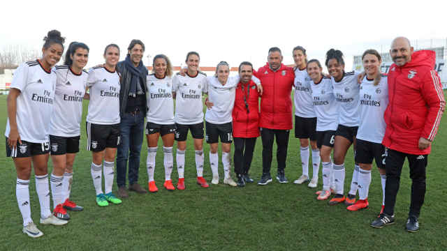 Rui Costa com a equipa de futebol feminino do Benfica