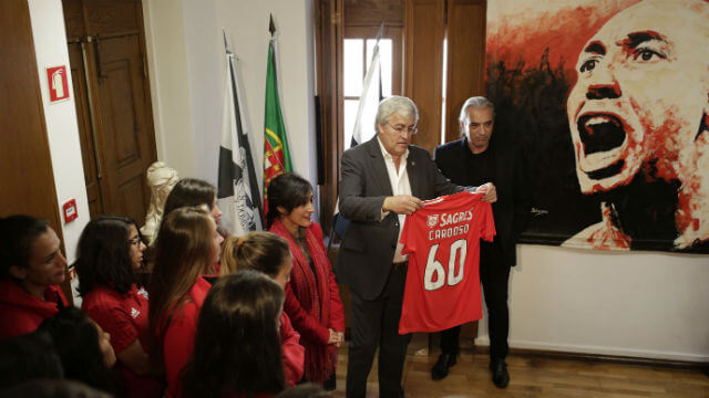 Futebol feminino visita exposição de Santiago Balacqua