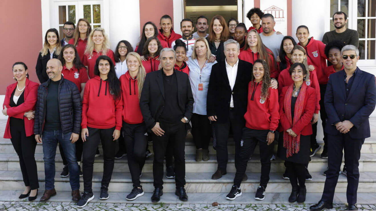 Futebol feminino visita exposição de Santiago Balacqua
