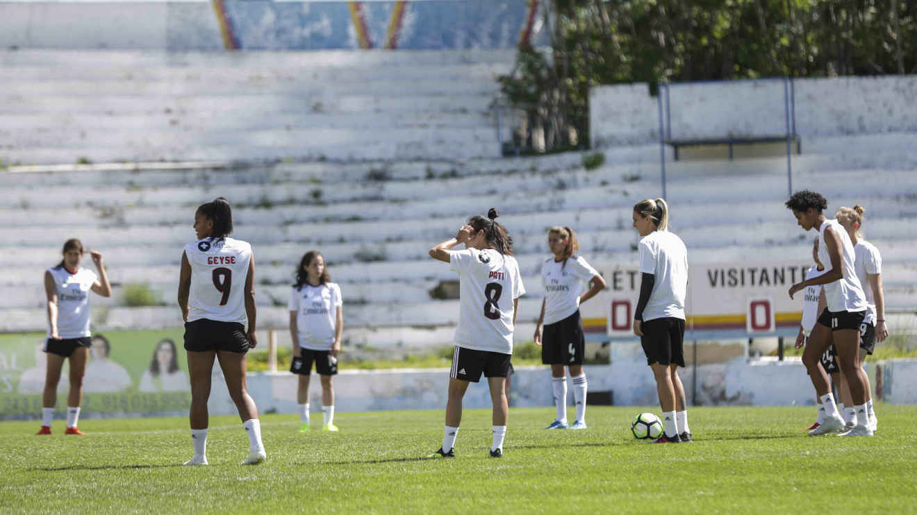Treino plantel futebol feminino