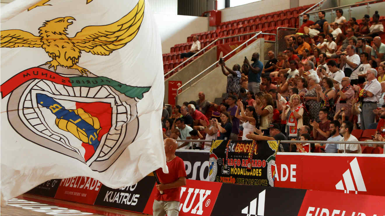 Adeptos do Benfica no Pavilhão n.º 2