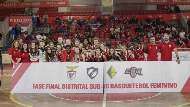 Equipa feminina de basquetebol Sub-16 a levantar o trof&#233;u