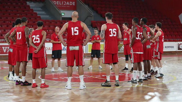 Plantel no primeiro treino