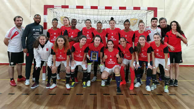 Ana Catarina exibe o pr&#233;mio de Melhor Guarda-redes do Mundo junto da equipa 