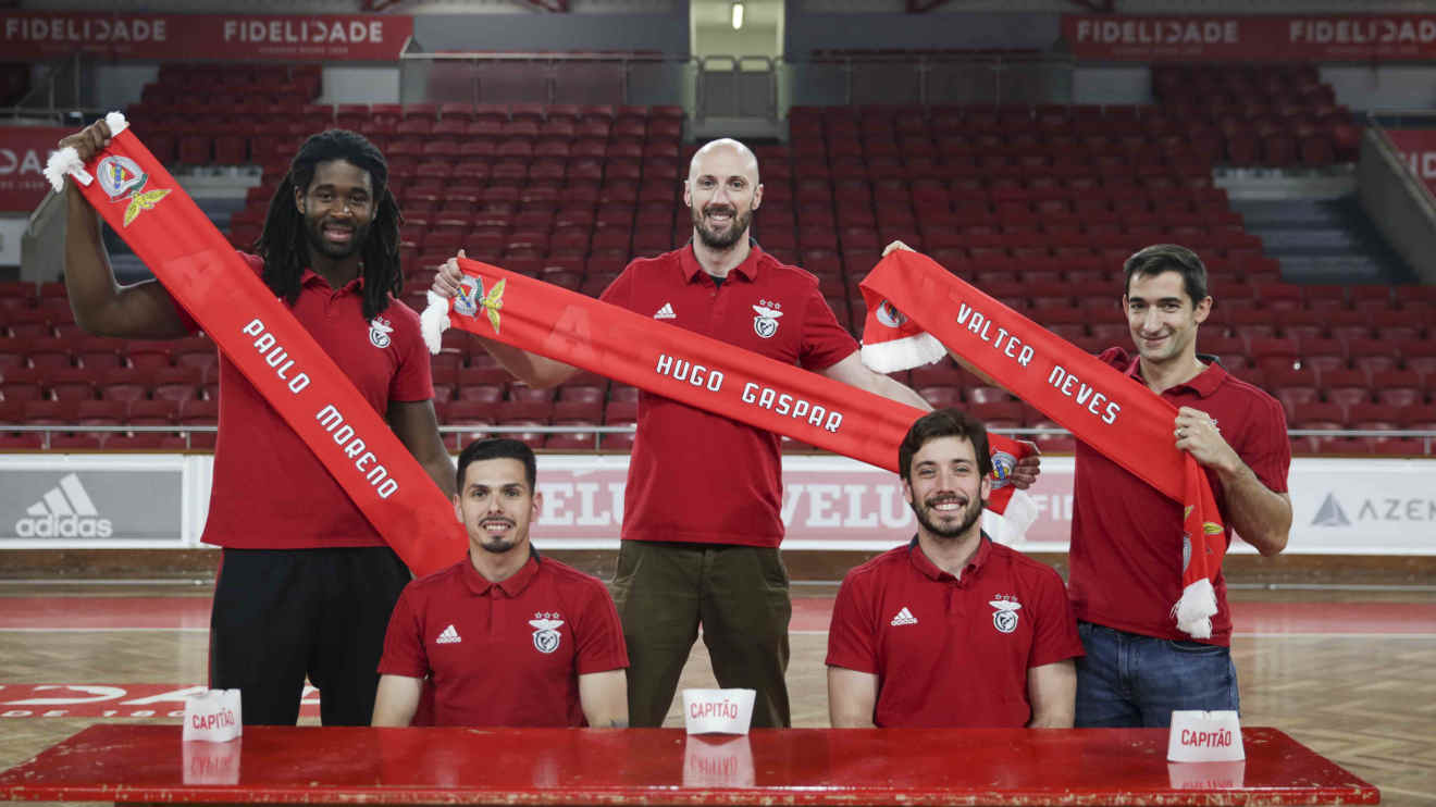 Capitães renovam contrato
