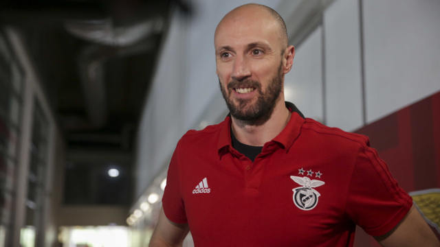 Capitães renovam contrato