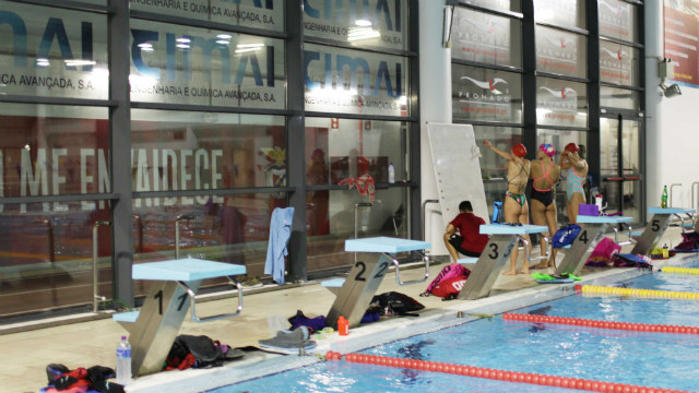 várias piscina