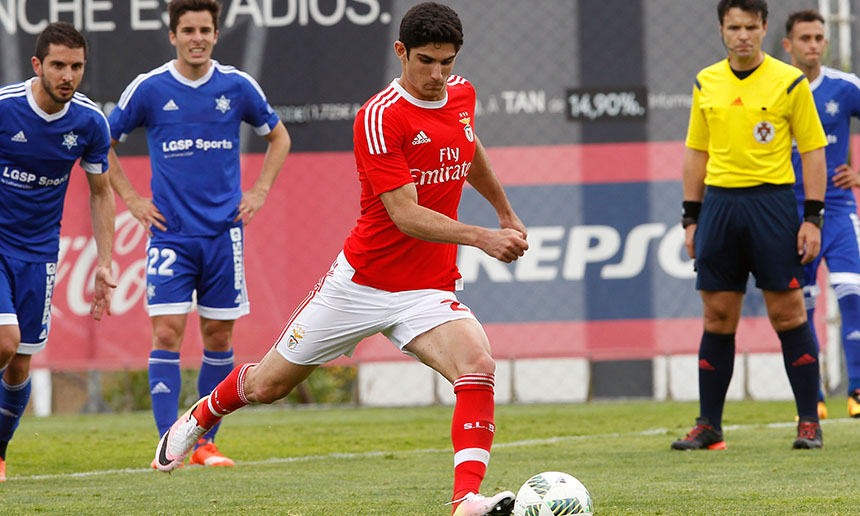 Gonçalo Guedes formado no Benfica Campus em jogo pelo Sport Lisboa e Benfica