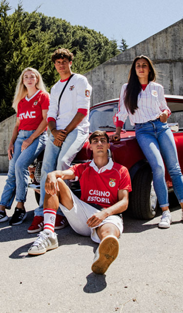 Jogadores no Benfica Campus com a Coleção Retro