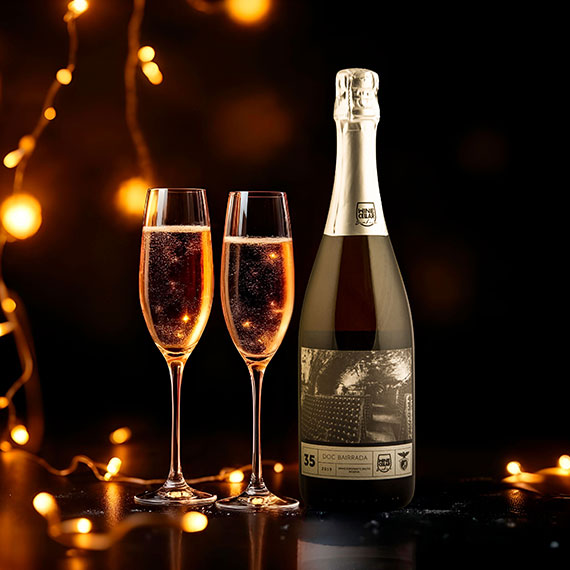 Dois Copos com espumante e uma garrafa de espumante