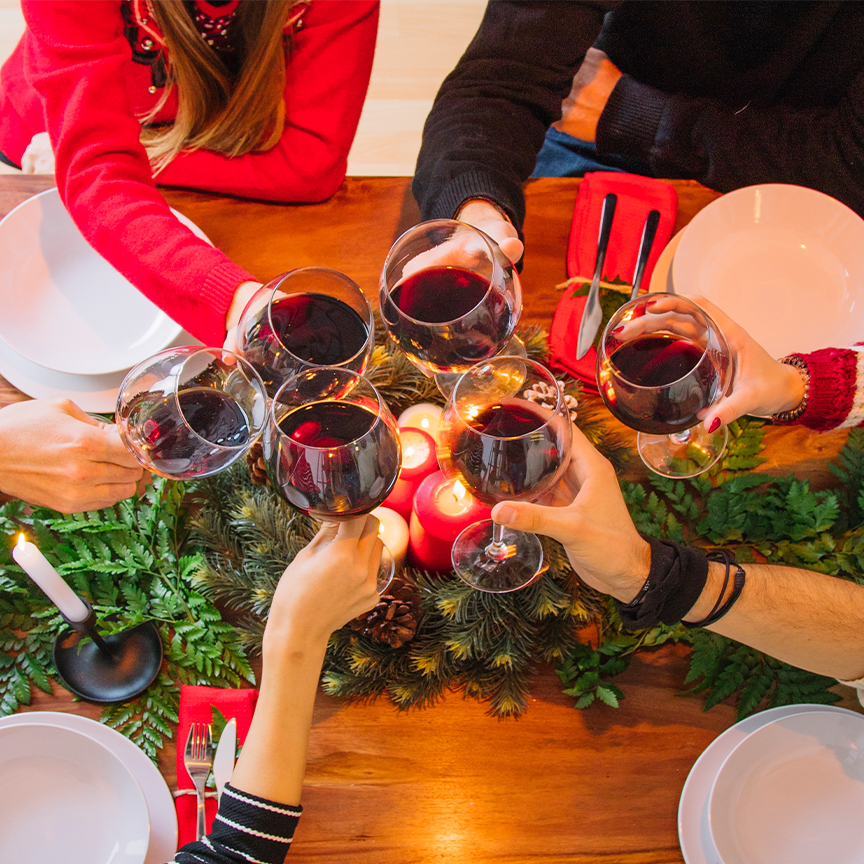 Mesa de Jantar de Natal com copos de vinhos