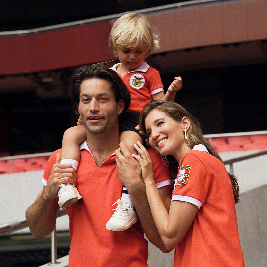 Família com camisolas Retro