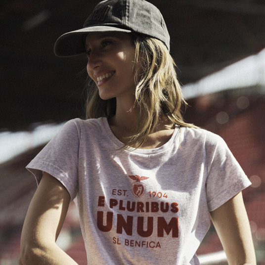 Modelo com T-shirt Cinzenta E Pluribus Unum