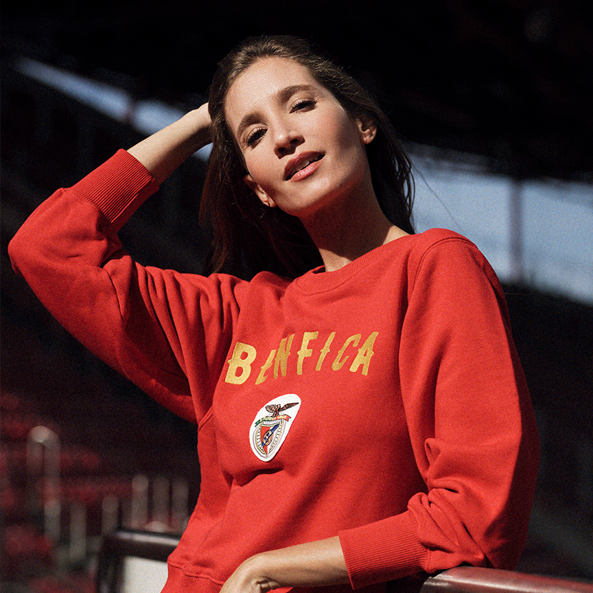 Modelo com Sweat Vintage Benfica