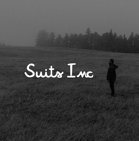 Homem no campo em pé