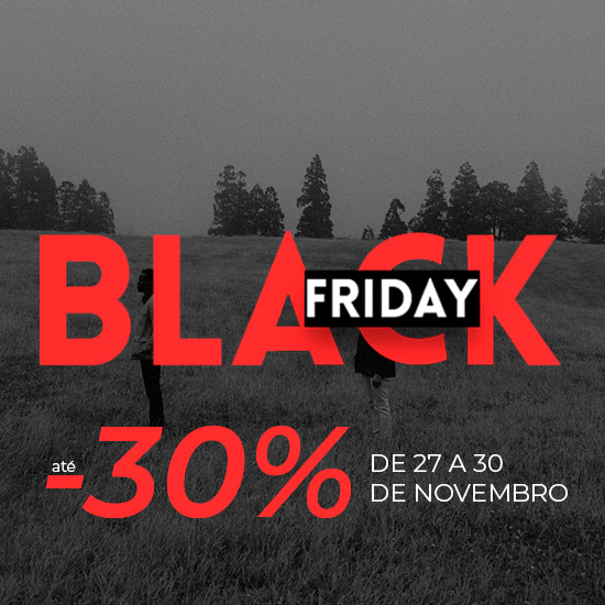 Homens em pé no campo