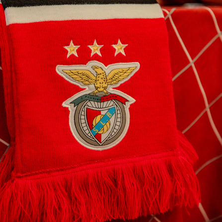 cachecol com emblema do sl benfica